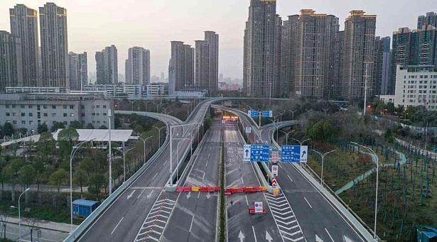 إقالة مسؤولين كبيرين في مدينة شيآن الصينية بسبب تفشي كوفيد-19 
