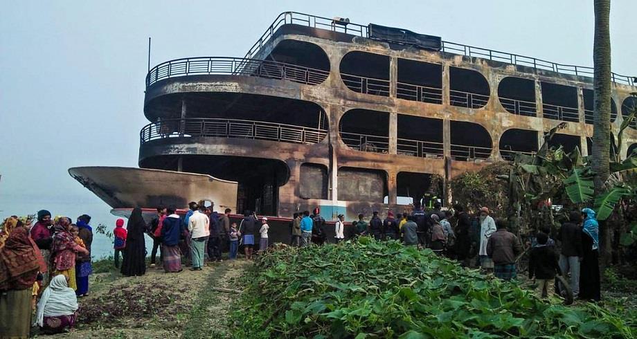 Bangladesh: le bilan de l'incendie d'un ferry grimpe à 37 morts