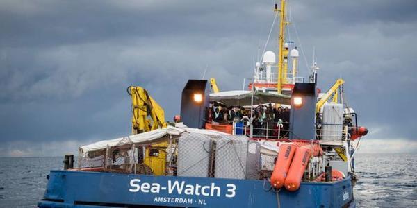 منظمة "سي ووتش" تنقذ 270 مهاجراً في البحر المتوسط
